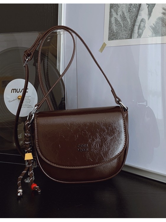 Ženska crvena torba u obliku sedla, PU koža, crossbody torba s jednim remenom, model 2026, kompaktna torbica