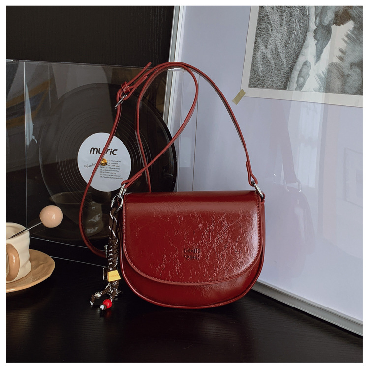 Ženska crvena torba u obliku sedla, PU koža, crossbody torba s jednim remenom, model 2026, kompaktna torbica