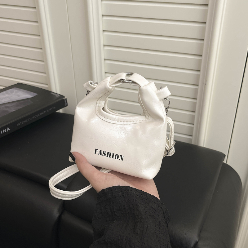 Mini crossbody torbica s džepom za novčiće, proljeće 2026 – jednostavna, stilna i svestrana