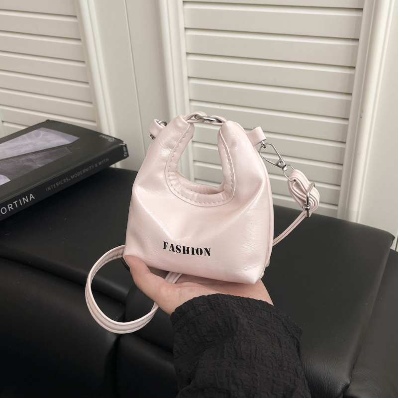 Mini crossbody torbica s džepom za novčiće, proljeće 2026 – jednostavna, stilna i svestrana