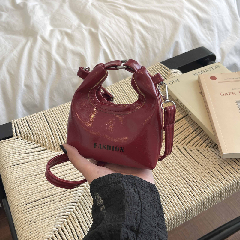 Mini crossbody torbica s džepom za novčiće, proljeće 2026 – jednostavna, stilna i svestrana