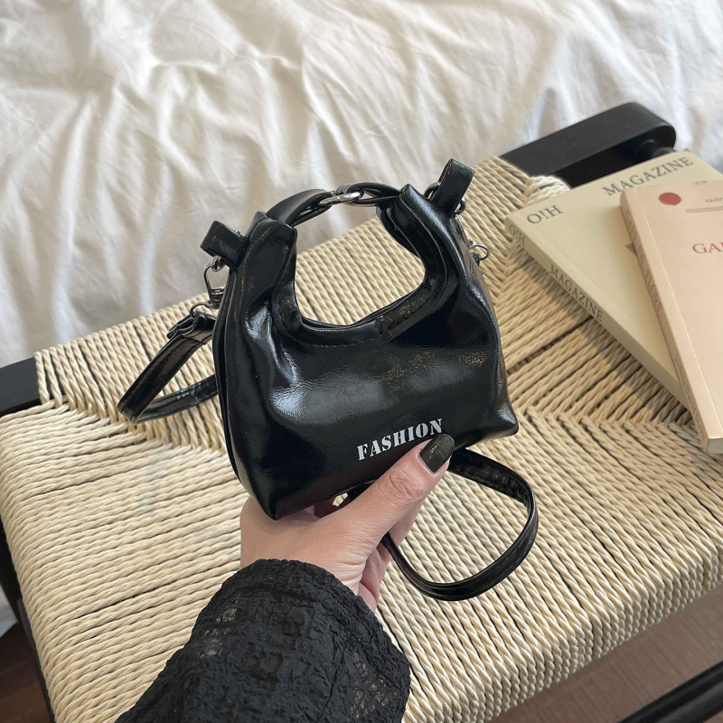 Mini crossbody torbica s džepom za novčiće, proljeće 2026 – jednostavna, stilna i svestrana