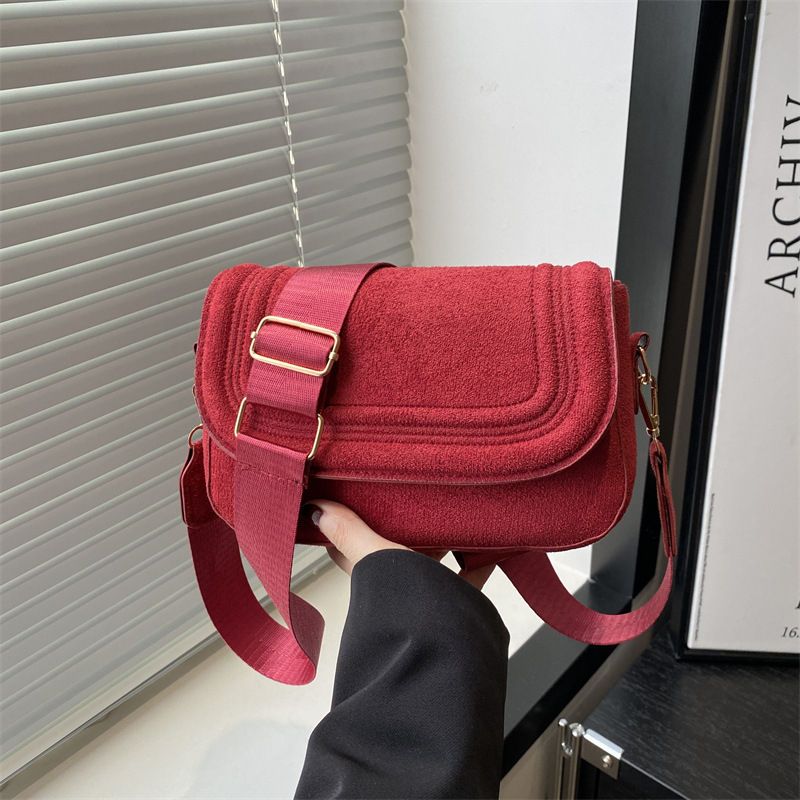 2025 nova ženska torbica u stilu sedla, jedinstven dizajn u obliku potkove, jednobojna, preklop, reljefna tekstura, crossbody torba