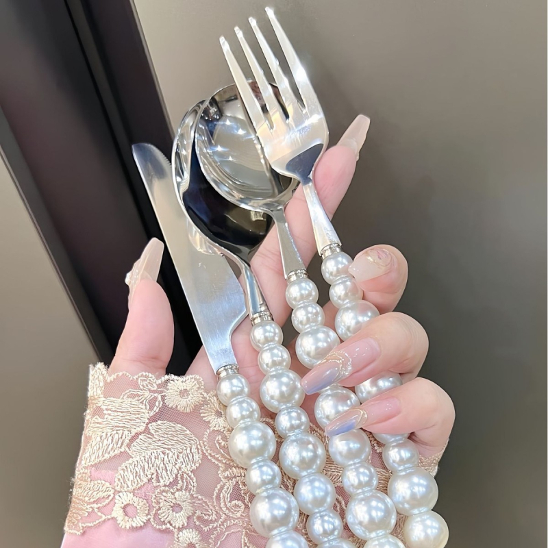 Set tacâm din oțel inoxidabil 304 cu mâner ceramic perlă: cuțit, furculiță și lingură; lingură de desert și lingură de masă