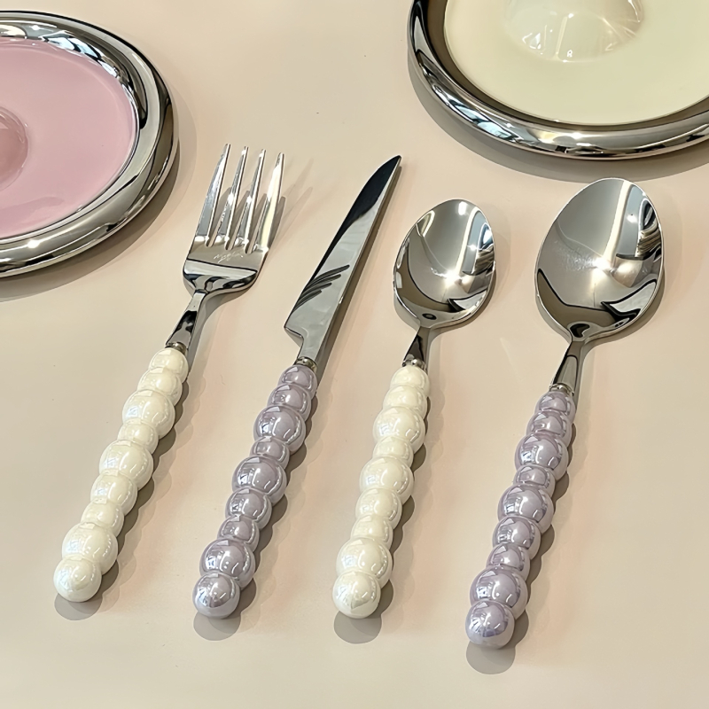 Set tacâm din oțel inoxidabil 304 cu mâner ceramic perlă: cuțit, furculiță și lingură; lingură de desert și lingură de masă