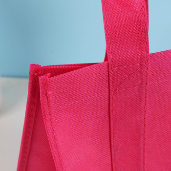 Geantă tote din material nețesut, personalizată, cu fund întărit și logo imprimat