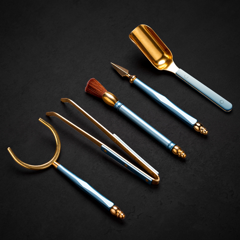 Set nou chinezesc colorat din cupru-aluminiu pentru ceremonia ceaiului, cinci piese: clips pentru ceai, linguriță pentru ceai, cuțiș pentru ceai, perie de întreținere a ceainicului, suport pentru ceașcă