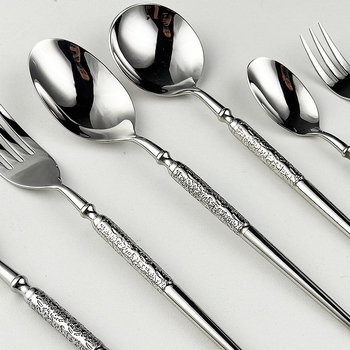 Set creativ din oțel inoxidabil 304 pentru tacâmuri occidentale, cu textură ciocănită și design stea-diamant: cuțit pentru friptură, furculiță, lingură și linguriță de desert