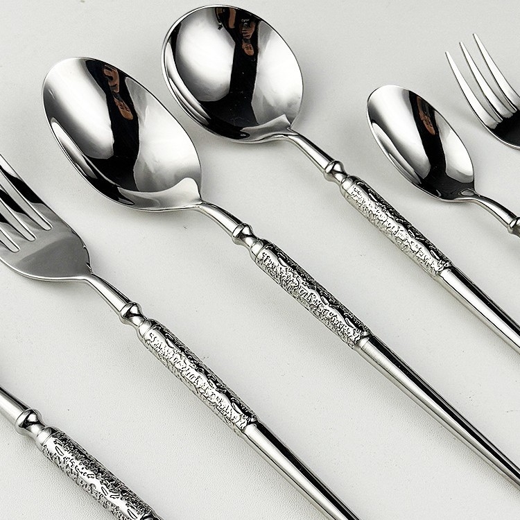 Set creativ din oțel inoxidabil 304 pentru tacâmuri occidentale, cu textură ciocănită și design stea-diamant: cuțit pentru friptură, furculiță, lingură și linguriță de desert