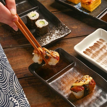 Farfurie din porțelană cu două compartimente și vas pentru sos, în stil japonez, pentru prăjituri, sushi, deserturi și gustări.
