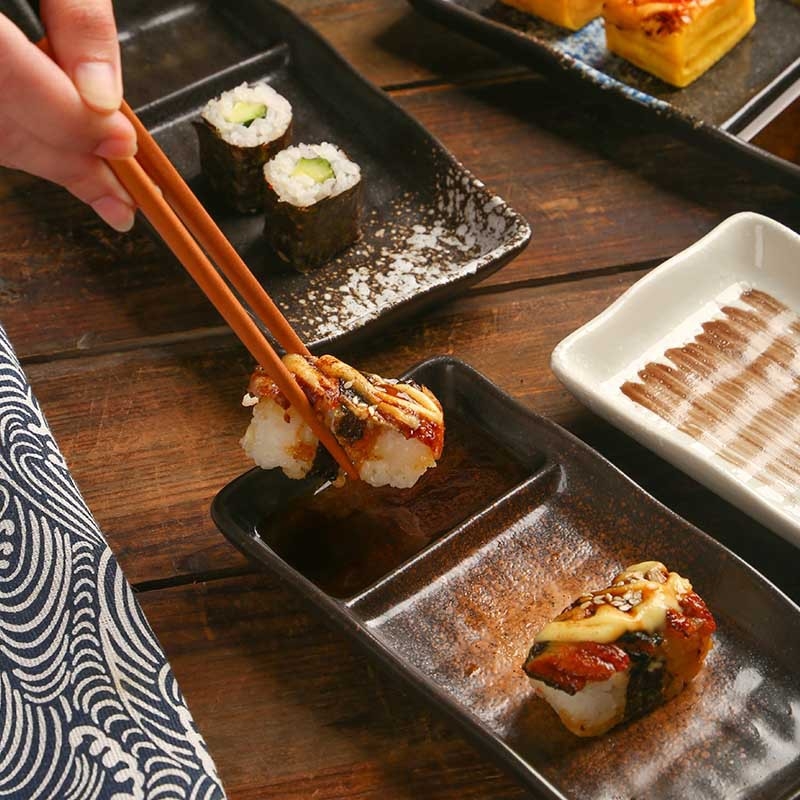 Farfurie din porțelană cu două compartimente și vas pentru sos, în stil japonez, pentru prăjituri, sushi, deserturi și gustări.