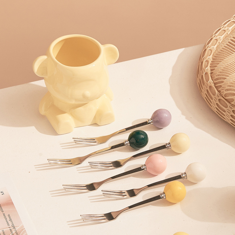 Set ceramic cu ursuleț crem, pentru furculițe și linguri de fructe, în borcan