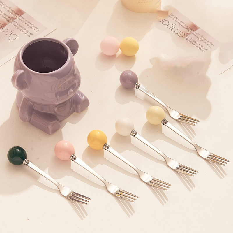 Set ceramic cu ursuleț crem, pentru furculițe și linguri de fructe, în borcan