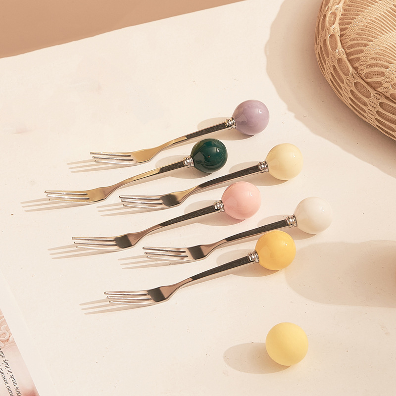 Set ceramic cu ursuleț crem, pentru furculițe și linguri de fructe, în borcan