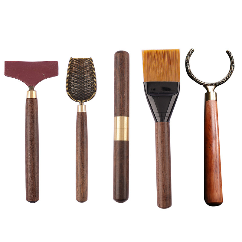 Set de accesorii pentru ceai din lemn de abanos cu cinci unelte: clemă pentru ceai, cuțit pentru ceai, lingură de ceai, furculiță pentru ceașcă și instrument de întreținere a ceainicului.