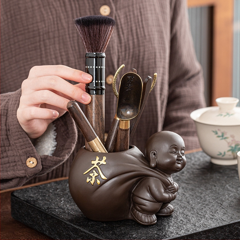Set de ceremonie a ceaiului din lut Yixing, motivul celor Șase Domni, inspirație Zen, include recipient ceramic pentru depozitarea ceaiului, tub/butoi de ceai, clips din bambus și lemn și linguriță pentru ceai