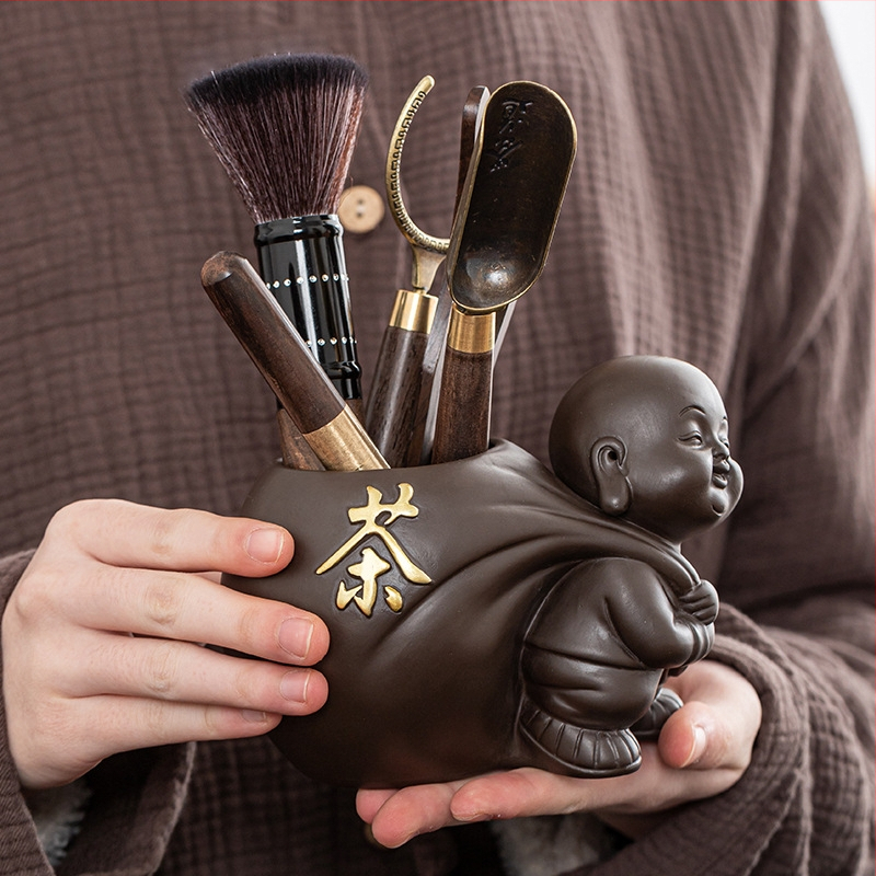 Set de ceremonie a ceaiului din lut Yixing, motivul celor Șase Domni, inspirație Zen, include recipient ceramic pentru depozitarea ceaiului, tub/butoi de ceai, clips din bambus și lemn și linguriță pentru ceai