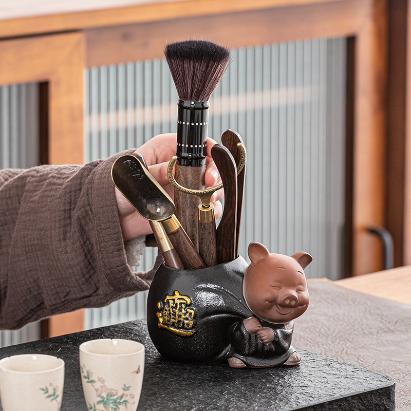 Set de ceremonie a ceaiului din lut Yixing, motivul celor Șase Domni, inspirație Zen, include recipient ceramic pentru depozitarea ceaiului, tub/butoi de ceai, clips din bambus și lemn și linguriță pentru ceai