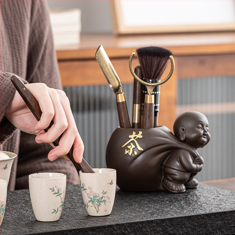 Set de ceremonie a ceaiului din lut Yixing, motivul celor Șase Domni, inspirație Zen, include recipient ceramic pentru depozitarea ceaiului, tub/butoi de ceai, clips din bambus și lemn și linguriță pentru ceai
