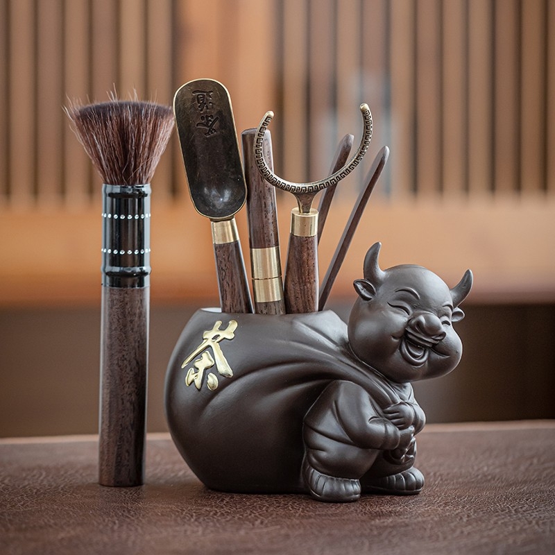 Set de ceremonie a ceaiului din lut Yixing, motivul celor Șase Domni, inspirație Zen, include recipient ceramic pentru depozitarea ceaiului, tub/butoi de ceai, clips din bambus și lemn și linguriță pentru ceai