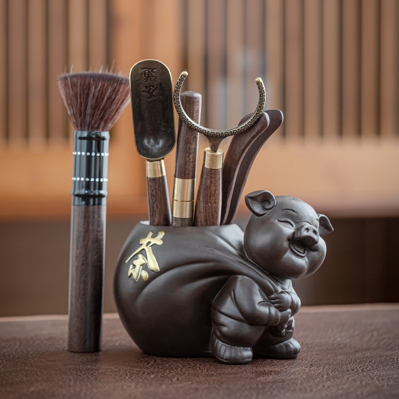 Set de ceremonie a ceaiului din lut Yixing, motivul celor Șase Domni, inspirație Zen, include recipient ceramic pentru depozitarea ceaiului, tub/butoi de ceai, clips din bambus și lemn și linguriță pentru ceai