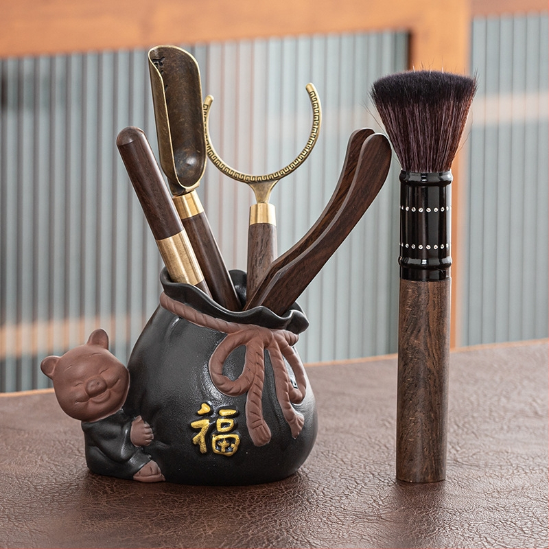 Set de ceremonie a ceaiului din lut Yixing, motivul celor Șase Domni, inspirație Zen, include recipient ceramic pentru depozitarea ceaiului, tub/butoi de ceai, clips din bambus și lemn și linguriță pentru ceai