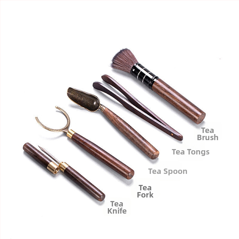 Set de ceremonie a ceaiului din lut Yixing, motivul celor Șase Domni, inspirație Zen, include recipient ceramic pentru depozitarea ceaiului, tub/butoi de ceai, clips din bambus și lemn și linguriță pentru ceai