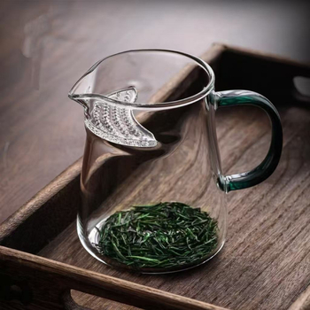 Ceașcă de ceai din sticlă, în formă de semilună, cu filtru integrat pentru ceai verde