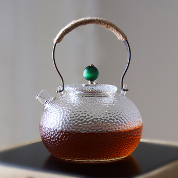 Ceainic din sticlă borosilicată cu mâner, model ciocănat; potrivit pentru plite electrice ceramice; poate fi folosit ca ceainic de ceai sau de apă, în formă de dovleac