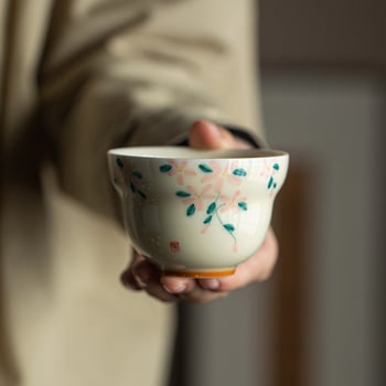 Ceșcuță de ceai ceramică, în formă de gutuie, pictură manuală cu flori, glazură în nuanță de miere, mare