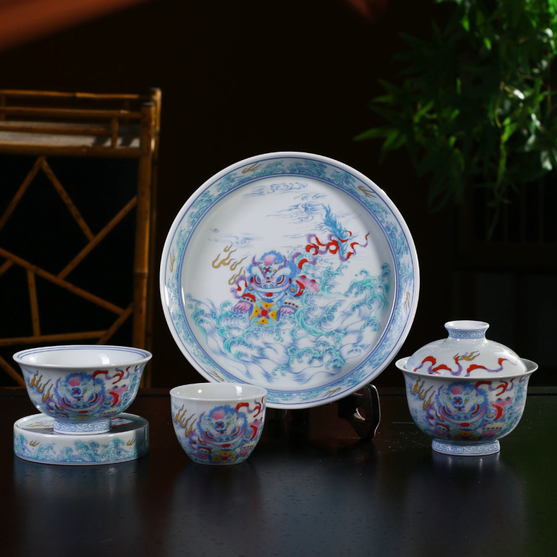 Set ceai Jingdezhen din porțelan Doucai cu leu, cu capac și ceainic, design manual cu motiv leu rostogolitor