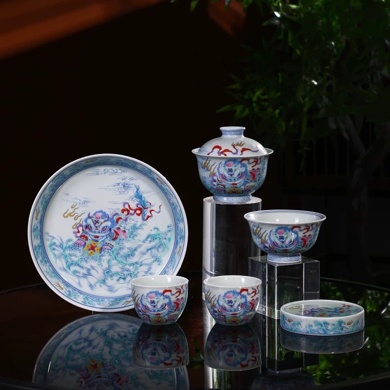 Set ceai Jingdezhen din porțelan Doucai cu leu, cu capac și ceainic, design manual cu motiv leu rostogolitor