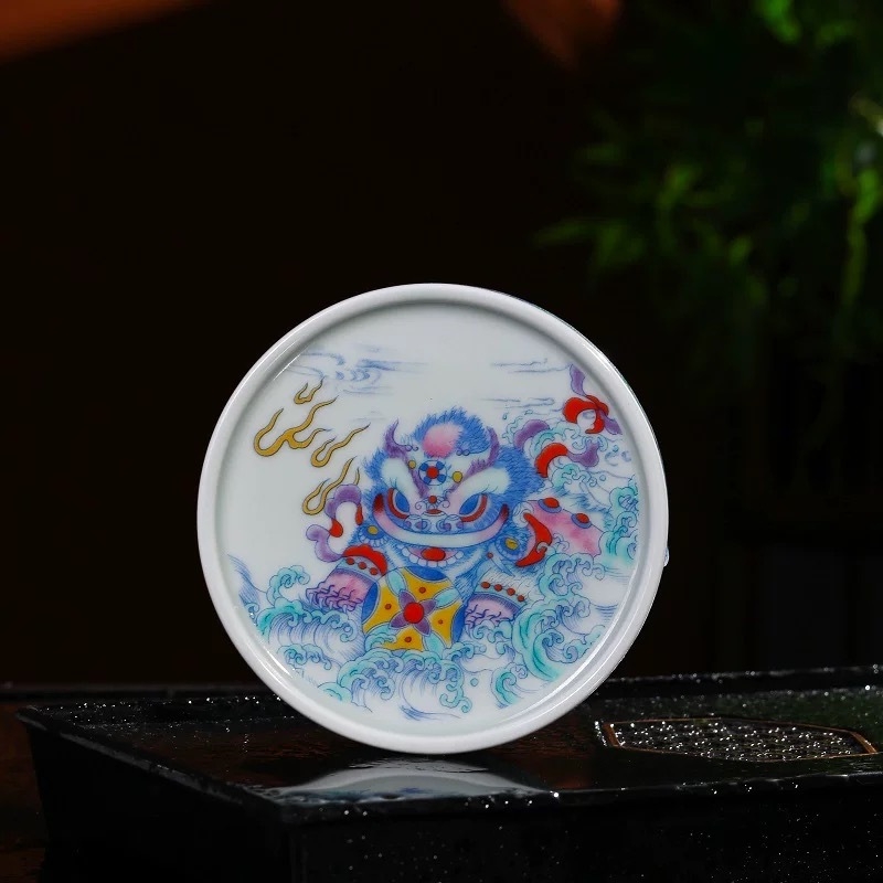 Set ceai Jingdezhen din porțelan Doucai cu leu, cu capac și ceainic, design manual cu motiv leu rostogolitor