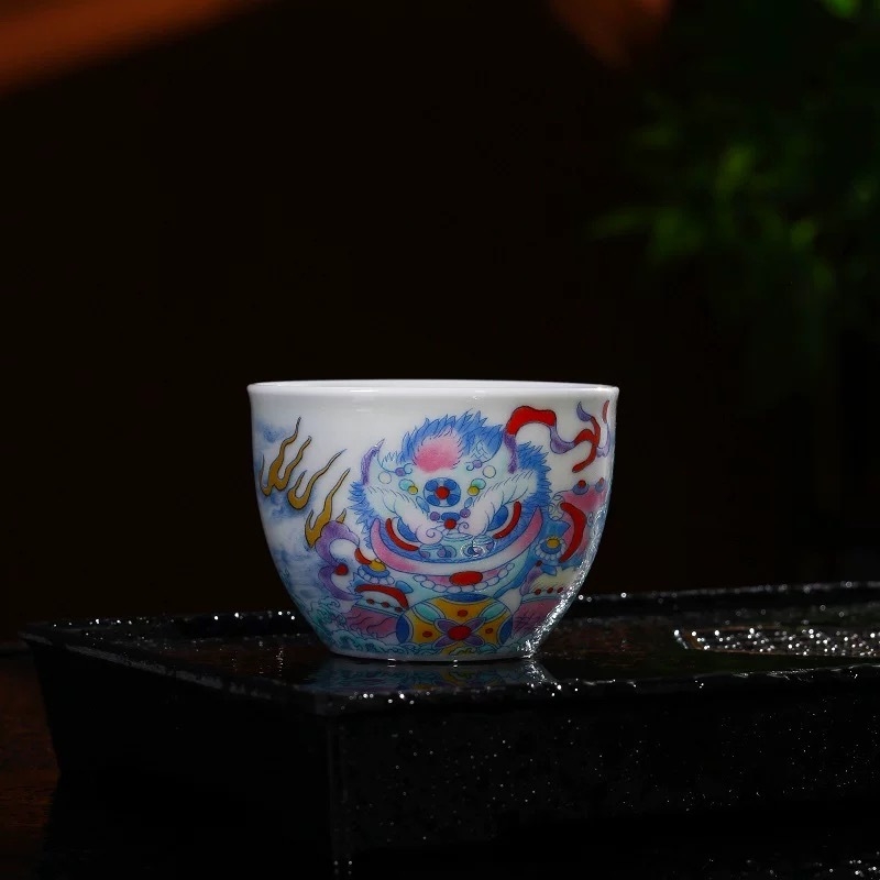 Set ceai Jingdezhen din porțelan Doucai cu leu, cu capac și ceainic, design manual cu motiv leu rostogolitor