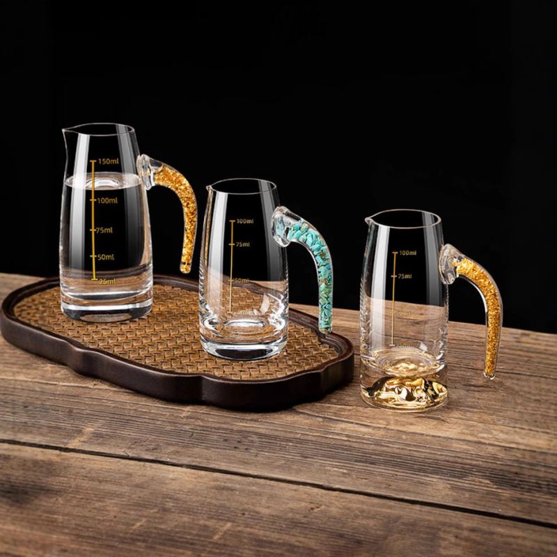 Pahar de cristal pentru băuturi spirtoase cu foiță de aur, stil chinezesc, cu mâner, dozator de porții, capacitate 1–100 ml