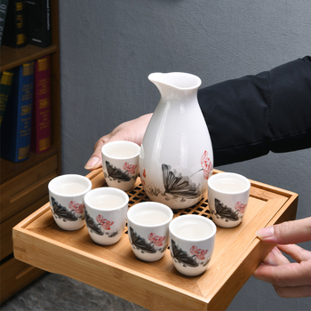 Set ceramic pentru vin cu o oală de porțelan și șase pahare, stil vintage, logo personalizat.