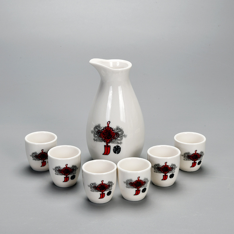 Set ceramic pentru vin cu o oală de porțelan și șase pahare, stil vintage, logo personalizat.