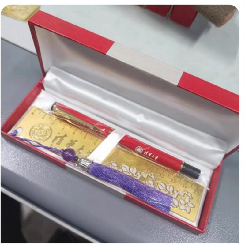 Riglă din alamă și semn de carte – suvenir cultural și creativ de la universități chineze