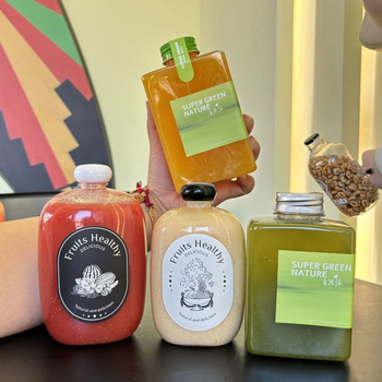Sticlă de suc stil influencer, din plastic Tritan verde, cu capac cu orificiu și pai