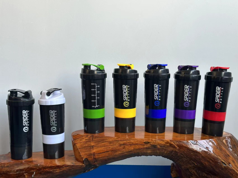 Shaker cu trei straturi pentru pudră proteică – recipient din plastic, rezistent la căldură, cu capac de amestecare