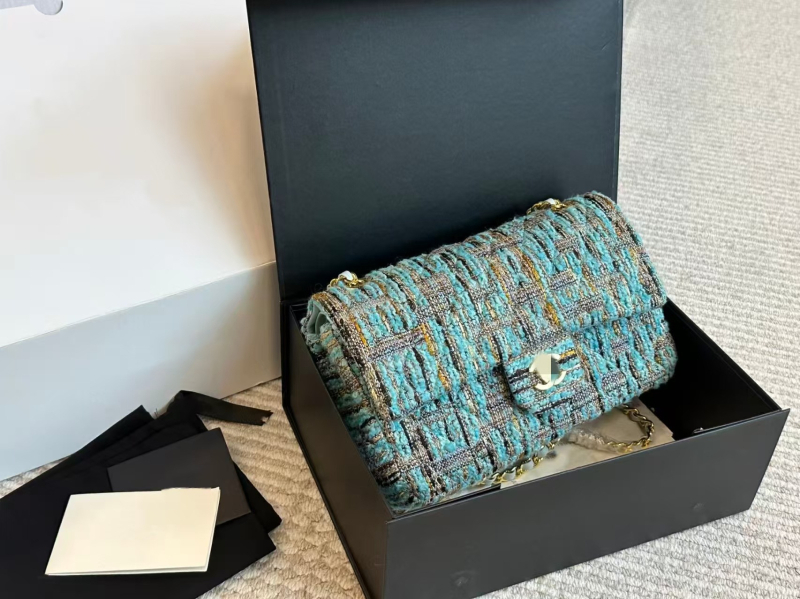 Mala vunena torbica s lancem i preklopom za telefon, ženski crossbody torbica, gradski stil, zima 2023