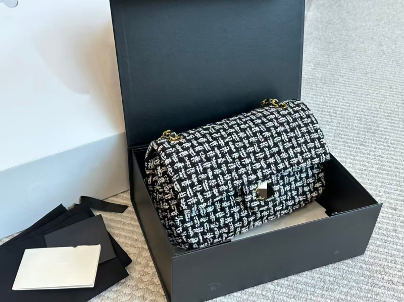 Mala vunena torbica s lancem i preklopom za telefon, ženski crossbody torbica, gradski stil, zima 2023