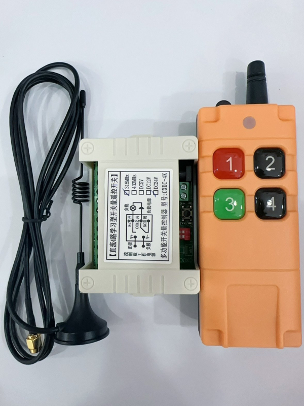 4 csatornás vezeték nélküli kapcsoló tanuló üzemmóddal, AC12V/24V/220V/380V feszültségekhez, ütésálló kivitel, 4 gomb, pillanatnyi működés