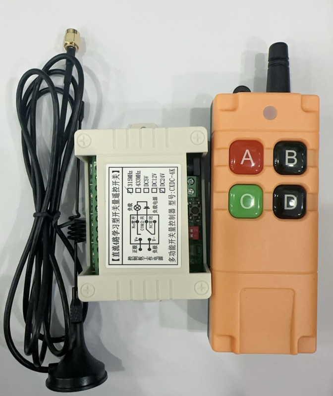 4 csatornás vezeték nélküli kapcsoló tanuló üzemmóddal, AC12V/24V/220V/380V feszültségekhez, ütésálló kivitel, 4 gomb, pillanatnyi működés