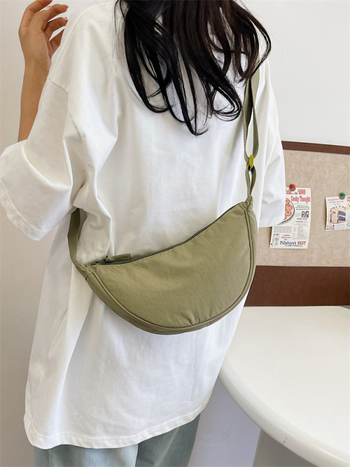 Ženska nylon dumpling torba, crossbody stil, proljeće-ljeto 2026, trendi i svestrana