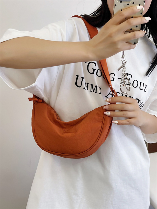 Ženska nylon dumpling torba, crossbody stil, proljeće-ljeto 2026, trendi i svestrana