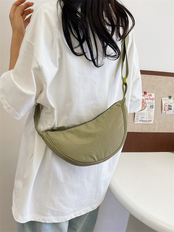 Ženska nylon dumpling torba, crossbody stil, proljeće-ljeto 2026, trendi i svestrana