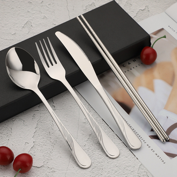 Set de tacâmuri din oțel inoxidabil placat cu titan: cuțit, furculiță, lingură și bețișoare – 4 piese, în cutie cadou