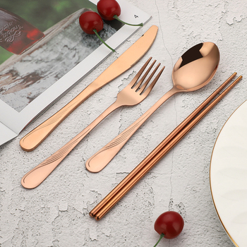Set de tacâmuri din oțel inoxidabil placat cu titan: cuțit, furculiță, lingură și bețișoare – 4 piese, în cutie cadou
