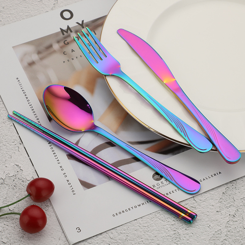 Set de tacâmuri din oțel inoxidabil placat cu titan: cuțit, furculiță, lingură și bețișoare – 4 piese, în cutie cadou